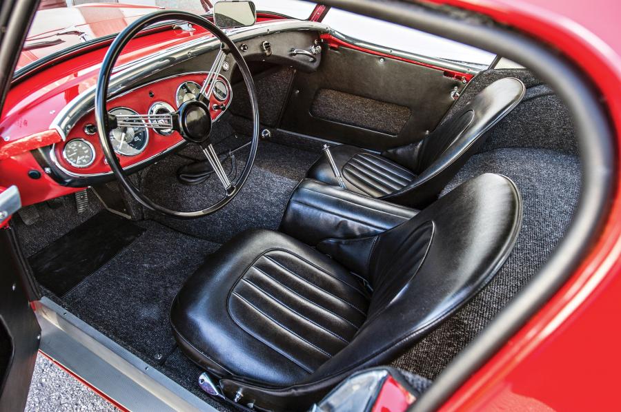 Интерьер Austin-Healey 100-4 Coupe (BN2) 1956 года  (фото 7 из 12)